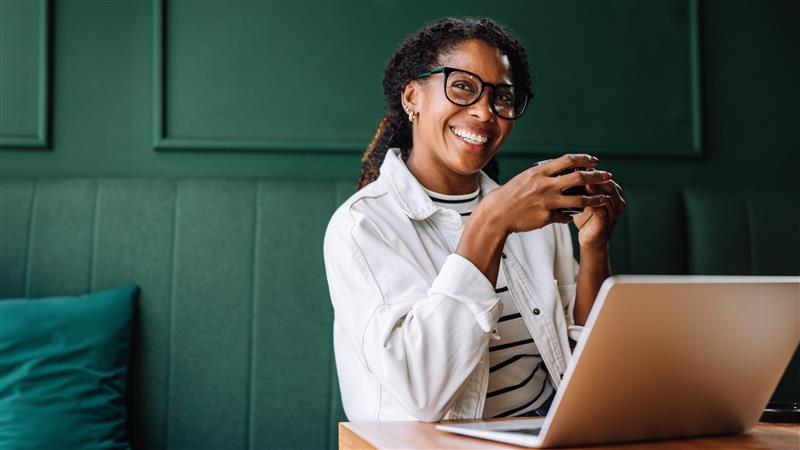 woman with a cup of coffee on the laptop